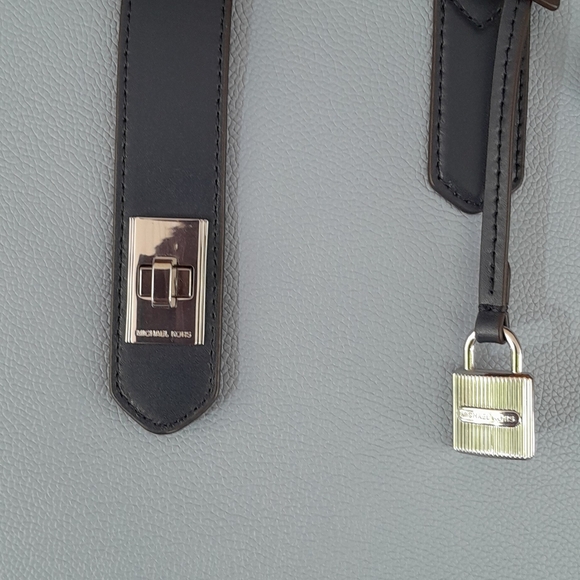 Michael Kors MK Cassie Large Leather Tote in Blue - Picture 2 of 8